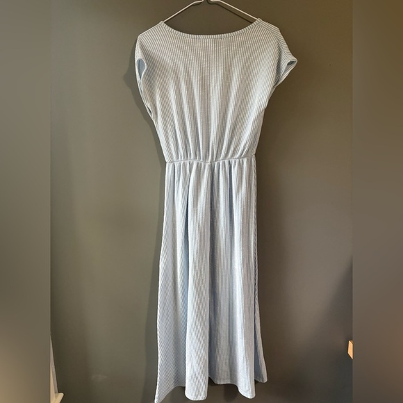 Caution to the wind, size xs, light weight, high-low, white and blue pin stripe - Picture 6 of 6